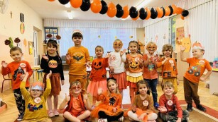 Dzieci przebrane na pomarańczowo z okazji Dnia Dyni