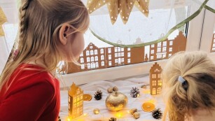 Dzieci oglądają zimowe miasteczko