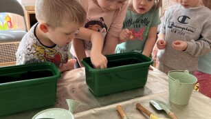 Dzieci sadzą cebule