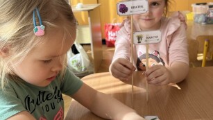 Przygotowywanie przez dzieci etykiet z nazwami roślin