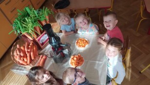 Dzieci robią sok z marchewki