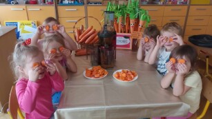Dzieci robią sok z marchewki
