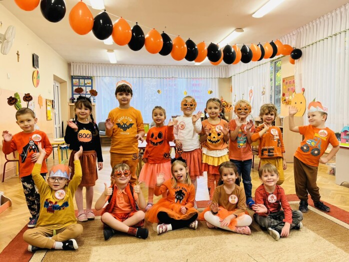Dzieci przebrane na pomarańczowo z okazji Dnia Dyni