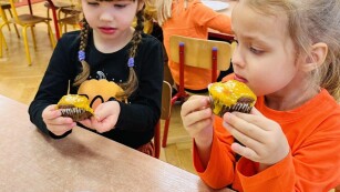Dziewczynki jedzą dyniowe muffinki