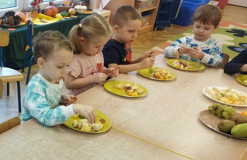 Dzieci robią owocowe szaszłyki