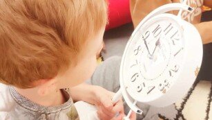 Chłopiec ogląda zegarek