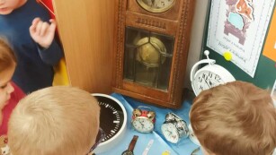 Dzieci oglądają rodzaje zegarów