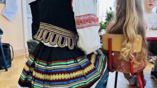 Kobieta w tradycyjnym stroju Krzczonowskim