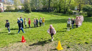 Dzieci grają w piłkę nożną w ogrodzie